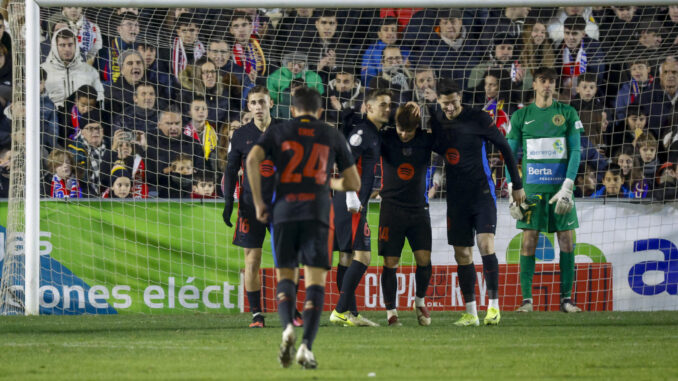 -El delantero polaco del Barcelona Robert Lewandowski (d), celebra su gol contra el Barbastro, durante el partido de dieciseisavos de la Copa del Rey, este sábado en el Campo Municipal de Deportes de Barbastro.-EFE/ Javier Cebollada
