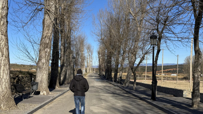 Un hombre camina abrigado por una calle a la salida de Barracas (Castellón) donde los termómetros han bajado hasta los -9 grados. EFE/Raquel Segura
