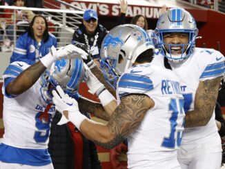 El receptor de los Detroit Lions, Jameson Williams (I), celebra con sus compañeros de equipo después de anotar un touchdown contra los San Francisco 49ers. EFE/EPA/JOHN G. MABANGLO