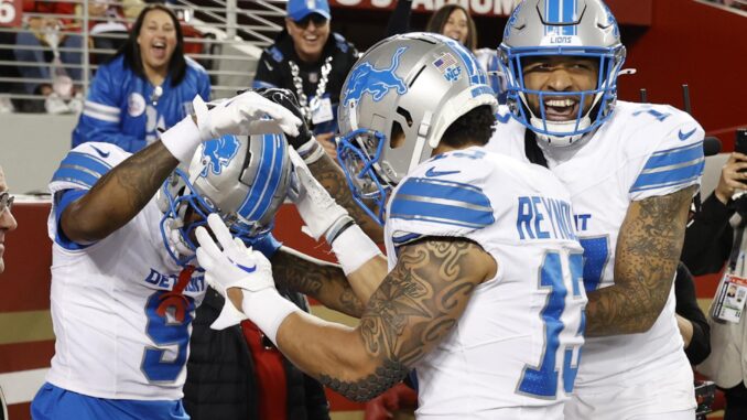 El receptor de los Detroit Lions, Jameson Williams (I), celebra con sus compañeros de equipo después de anotar un touchdown contra los San Francisco 49ers. EFE/EPA/JOHN G. MABANGLO
