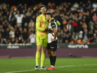 Hugo Duro, junto a Courtois. EFE / Biel Aliño.