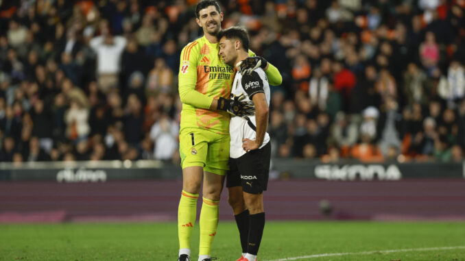 Hugo Duro, junto a Courtois. EFE / Biel Aliño.
