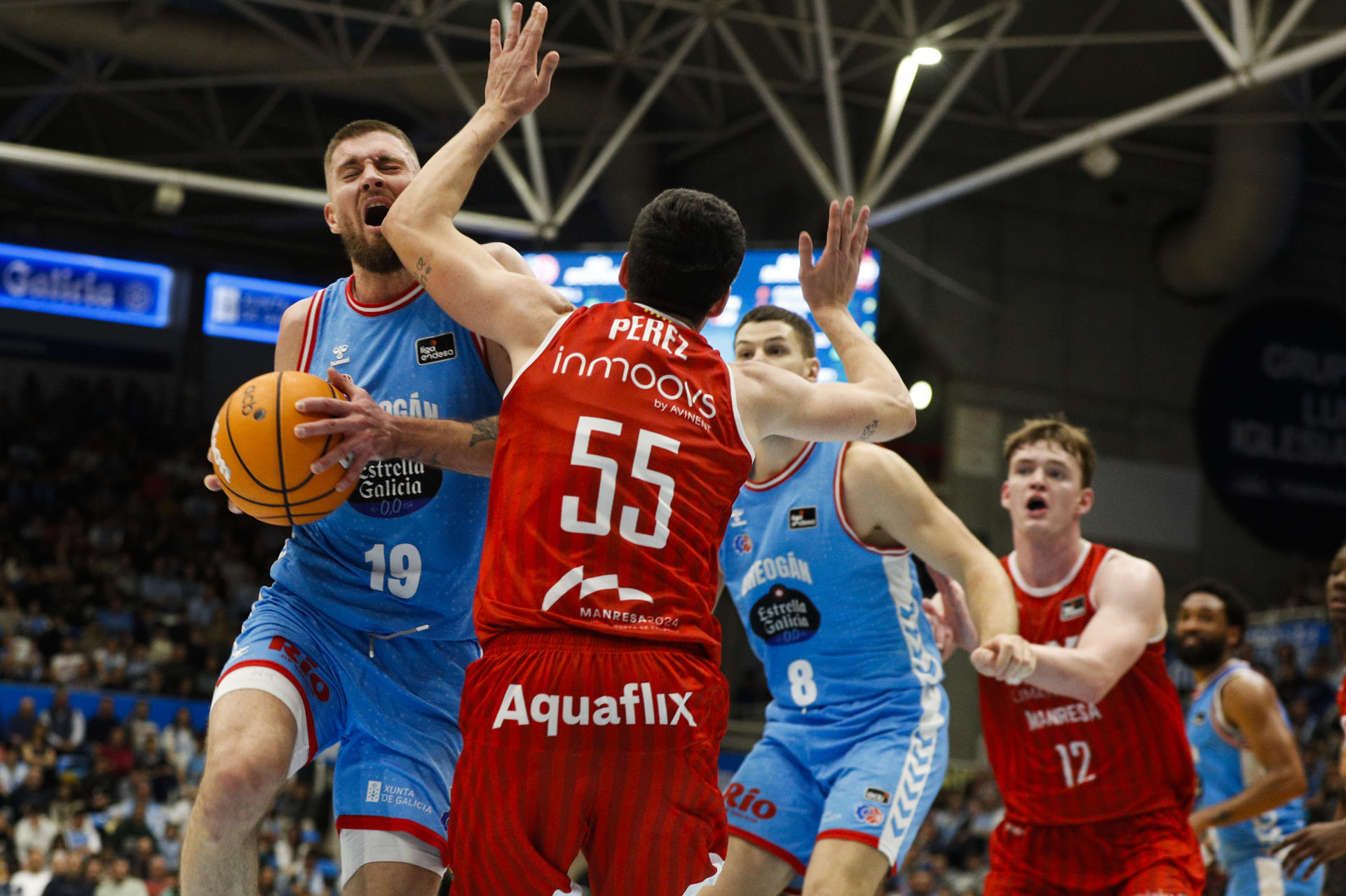 El base croata del Río Breogán Lugo Dominik Mavra (i) entra a canasta defendido por Pérez, del Baxi Manresa, durante el partido de la Liga Endesa ACB disputado este jueves en el Pazo Provincial dos Deportes de Lugo. EFE/Eliseo Trigo
