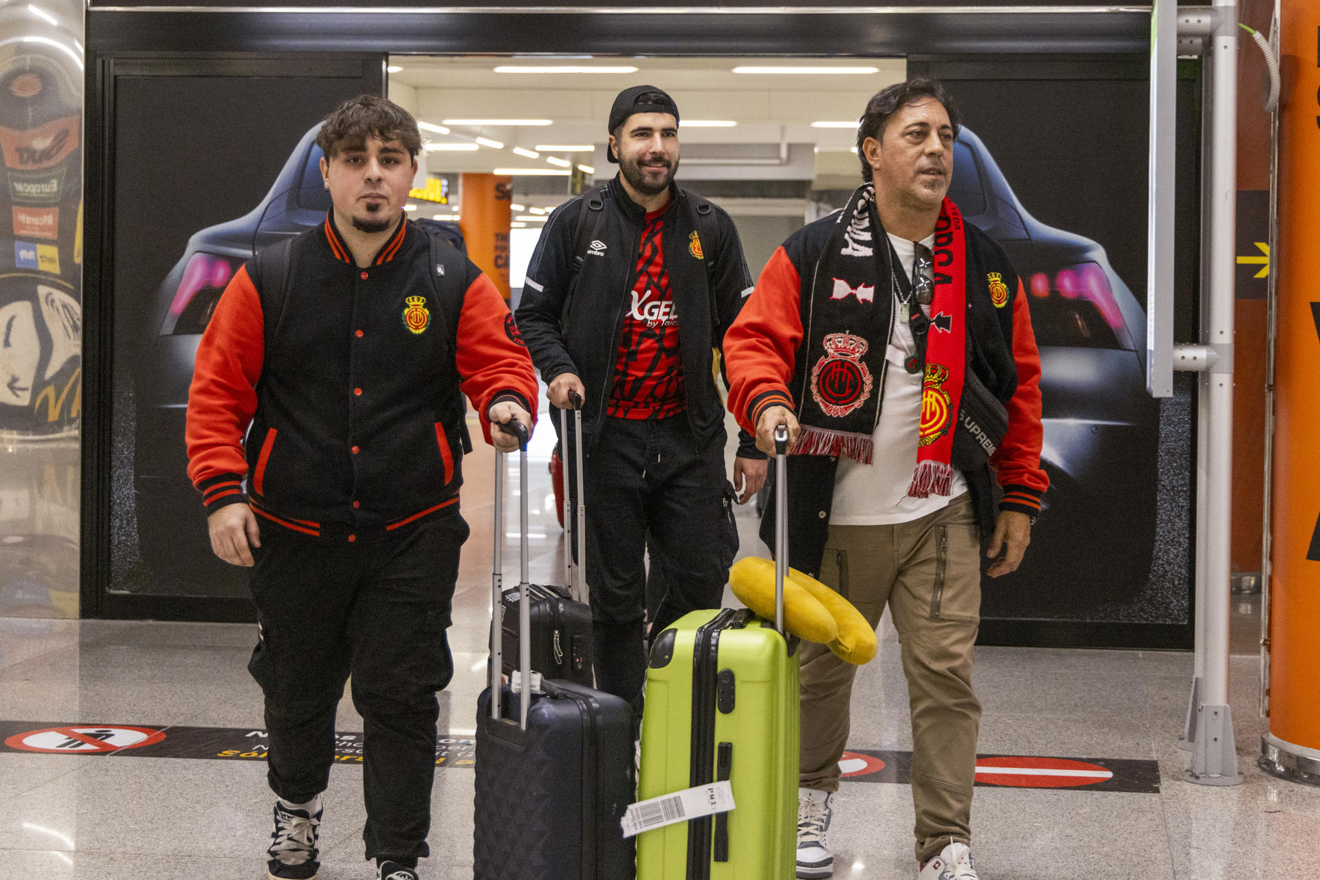 La expedición del RCD Mallorca ha vuelto a la isla en la tarde de este viernes molesta por los episodios de acoso sufridos en el estadio de Yeda donde se disputó la semifinal de la Supercopa de España y aficionados y familiares de los jugadores han coincidido en una idea clara no repetirían la experiencia. "No volverían a Arabia", han señalado varios. EFE/ Cati Cladera
