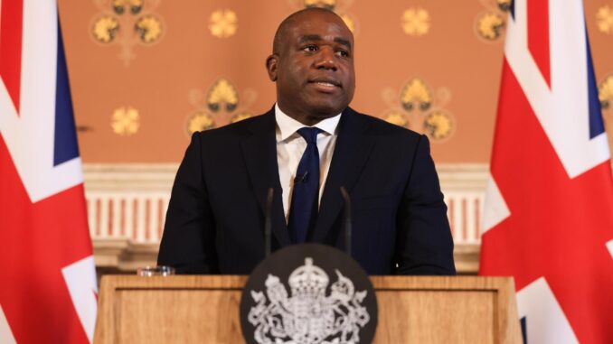 El Secretario de Relaciones Exteriores británico, David Lammy, anuncia un nuevo plan para abordar el tráfico de personas en una conferencia de prensa en Londres, Reino Unido, el 09 de enero de 2025. El nuevo programa tiene como objetivo abordar las redes de inmigración criminal al frenar su financiamiento. (United Kingdom, London) EFE/EPA/CHRIS RATCLIFFE / POOL
