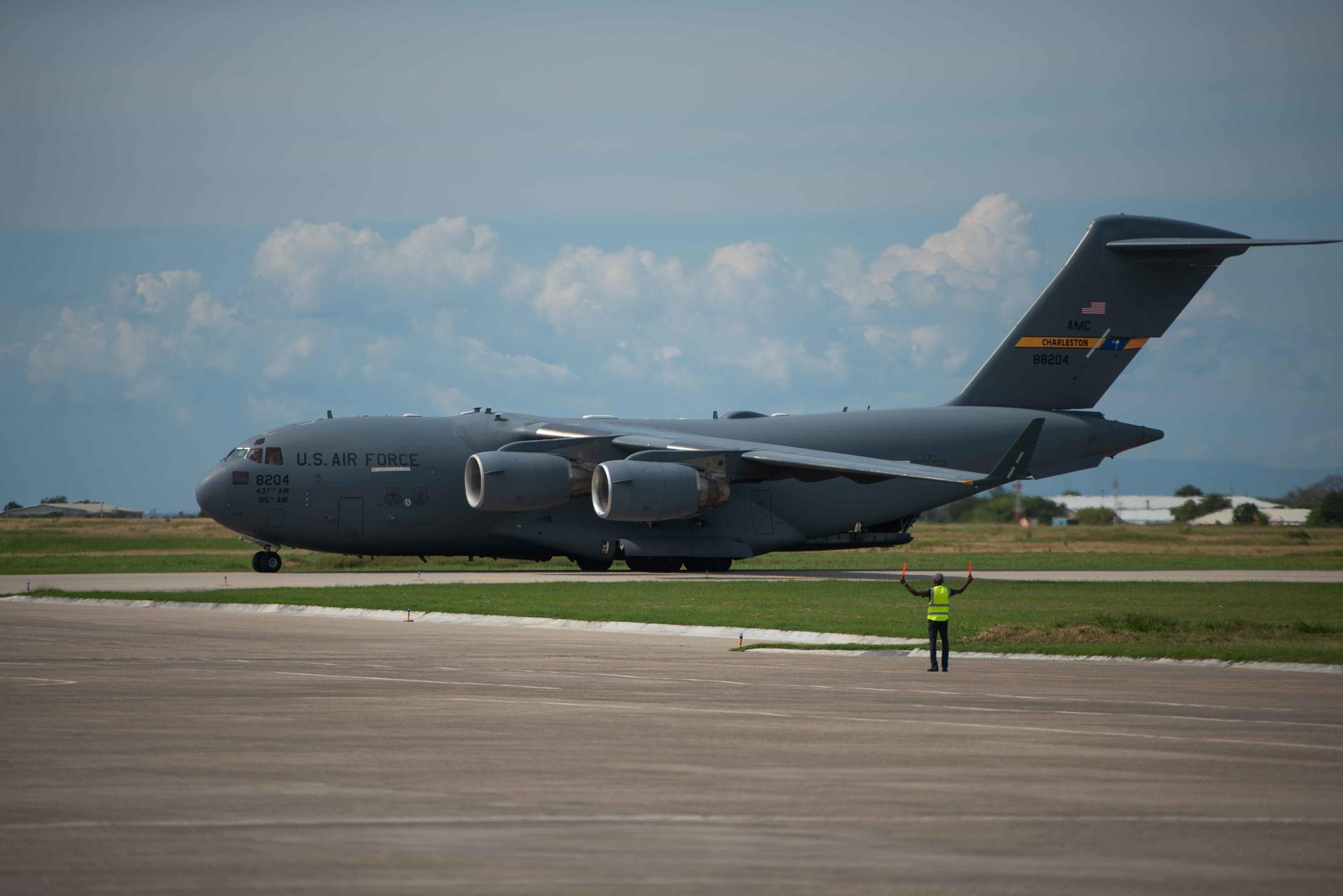 Fotografía de un avión con soldados guatemaltecos a bordo aterriza en el aeropuerto Toussaint Louverture este sábado, en Puerto Príncipe (Haití). EFE/ Johnson Sabin
