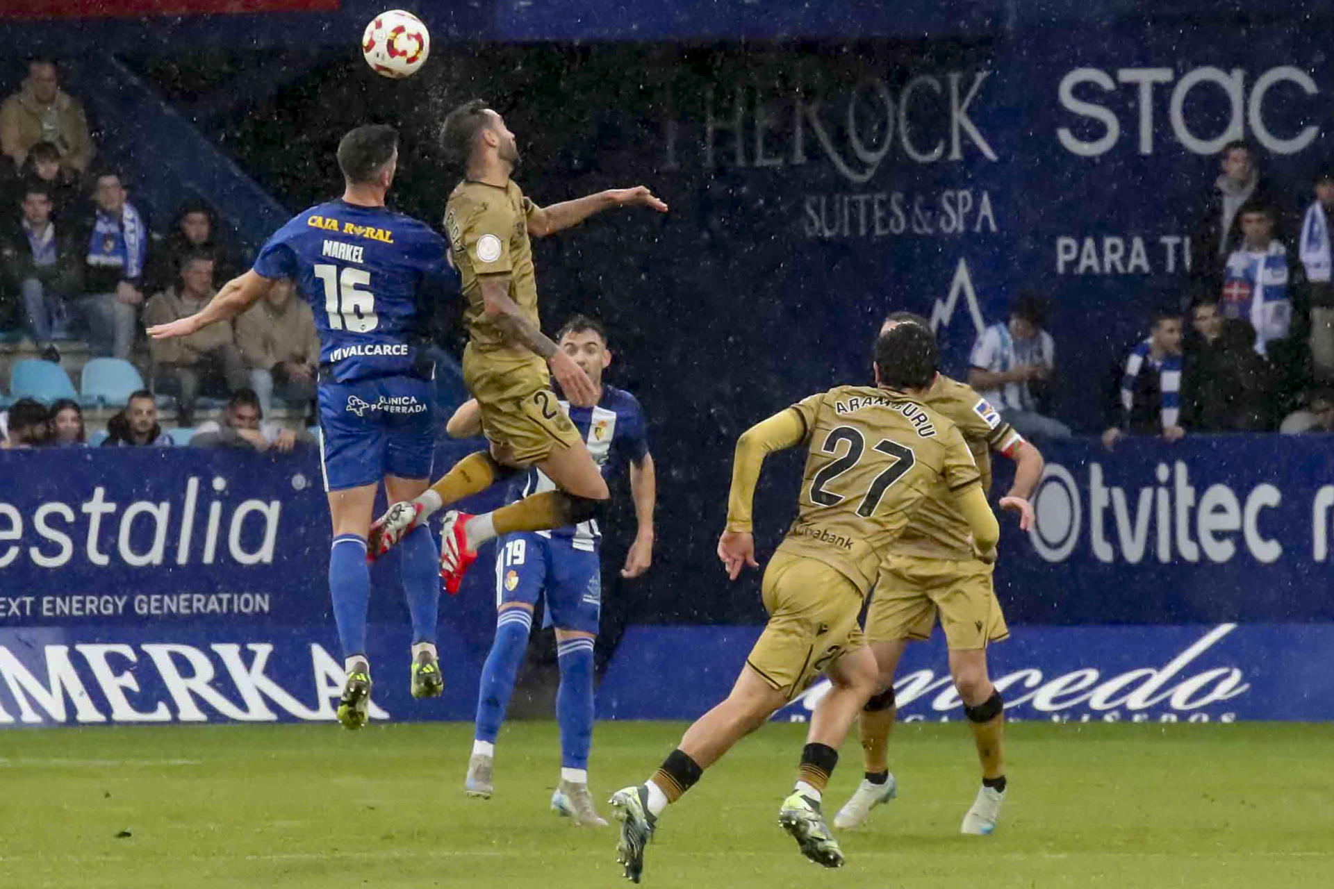 Markel Lozano de la Ponferradina disputa un balón ante Brais Méndez (i) de la Real Sociedad este domingo, durante un partido de la Ronda de 32 de la Copa del Rey, entre la Ponferradina y la Real Sociedad, en el Estadio Municipal El Toralín de Ponferrada (León). EFE/ Ana F. Barredo
