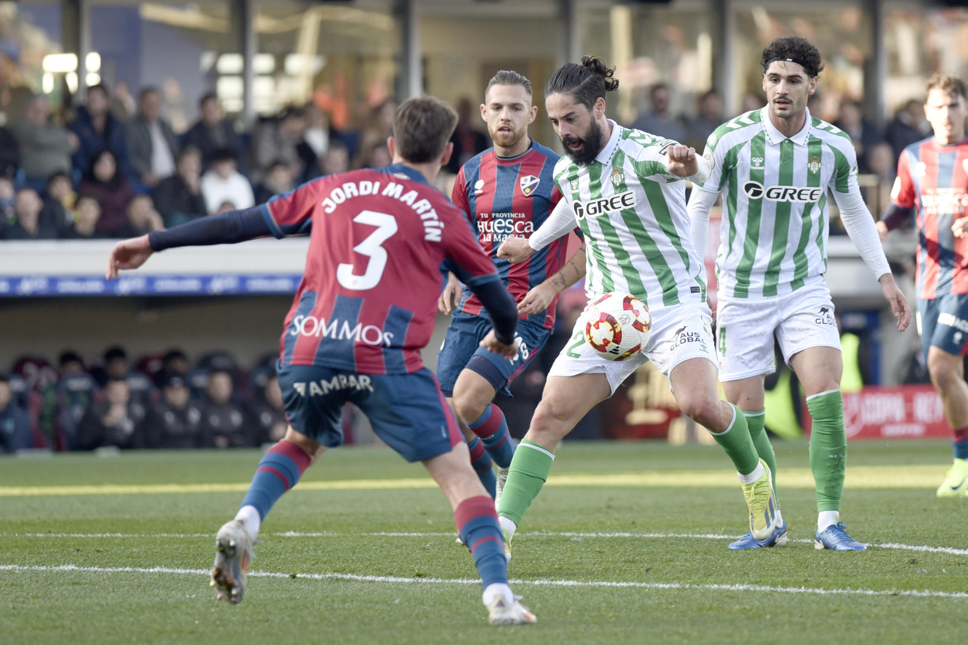 El centrocampista del Betis Isco Alarcón, y el centrocampista del Huesca Jorge Martín, este sábado durante el partido de tercera ronda de la Copa del Rey celebrado en el estadio El Alcoraz.-EFE/ Javier Blasco
