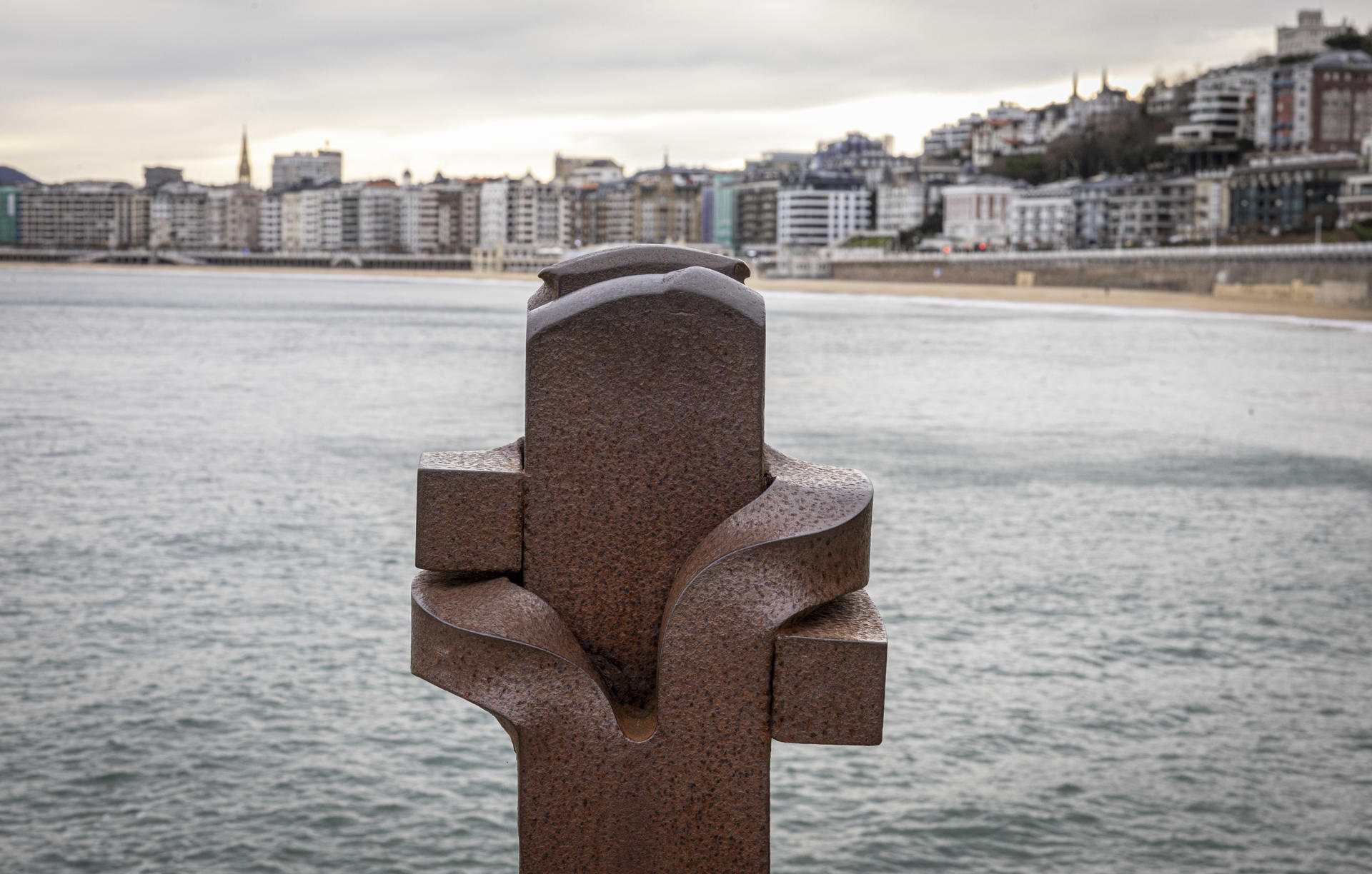 Vista de la escultura 'Homenaje a Ruiz Balerdi', de Eduado Chillida, este miércoles en San Sebastián. EFE/Javier Etxezarreta
