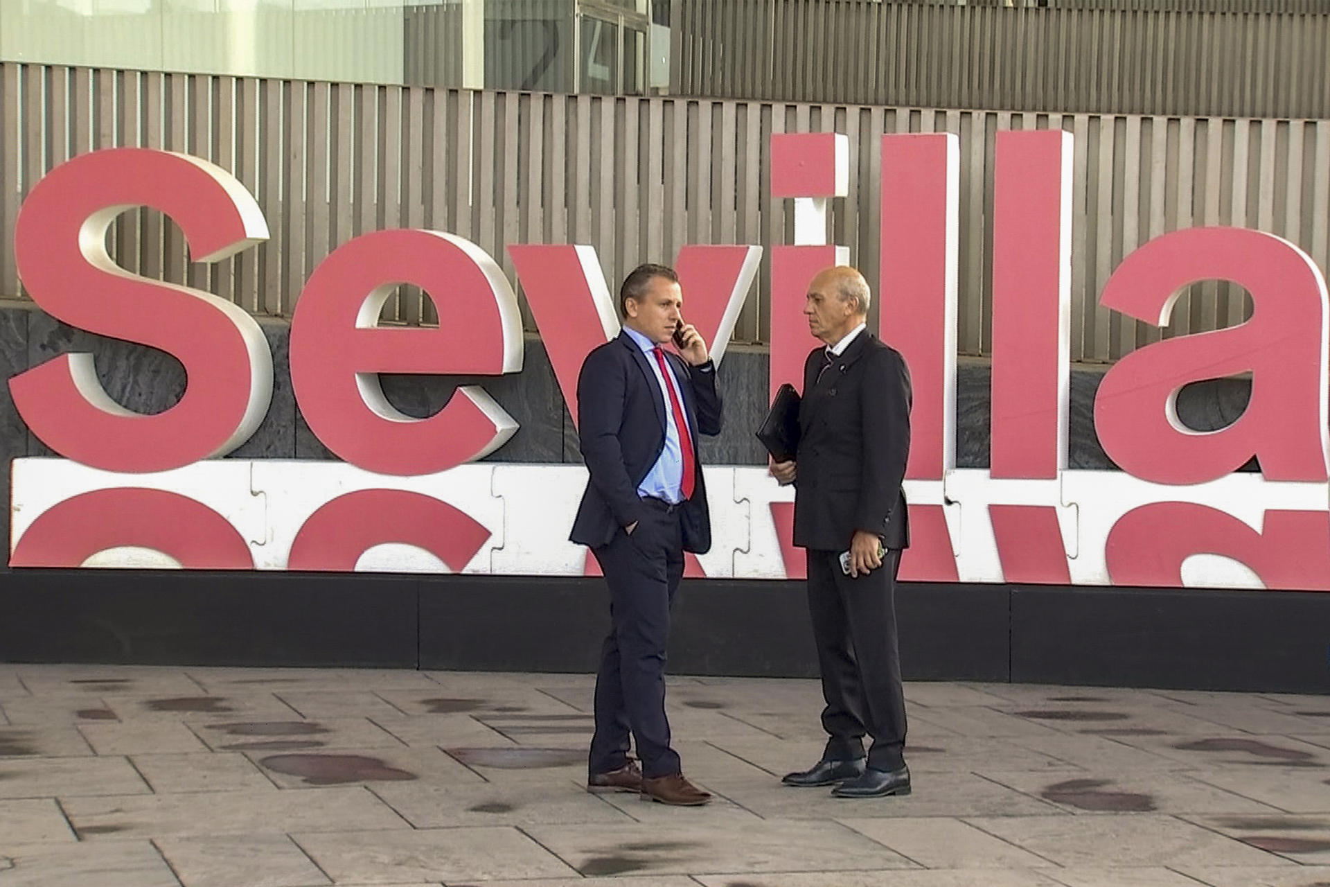 José María del Nido (d), vicepresidente del Sevilla FC, acompañado por su hijo Miguel Ángel Carrasco, a su llegada a la junta de accionistas del club sevillista, hoy viernes en la capital andaluza. EFE/David Arjona
