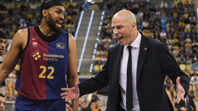 El entrenador del Barça, Joan Peñarroya y su jugador Jarbari Parker, en un momento del encuentro contra el Dreamland Gran Canaria, perteneciente a la décimo sexta jornada de la Liga Endesa, que ambos equipos han jugado este domingo en el Gran Canaria Arena. EFE/Ángel Medina G.
