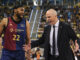 El entrenador del Barça, Joan Peñarroya y su jugador Jarbari Parker, en un momento del encuentro contra el Dreamland Gran Canaria, perteneciente a la décimo sexta jornada de la Liga Endesa, que ambos equipos han jugado este domingo en el Gran Canaria Arena. EFE/Ángel Medina G.