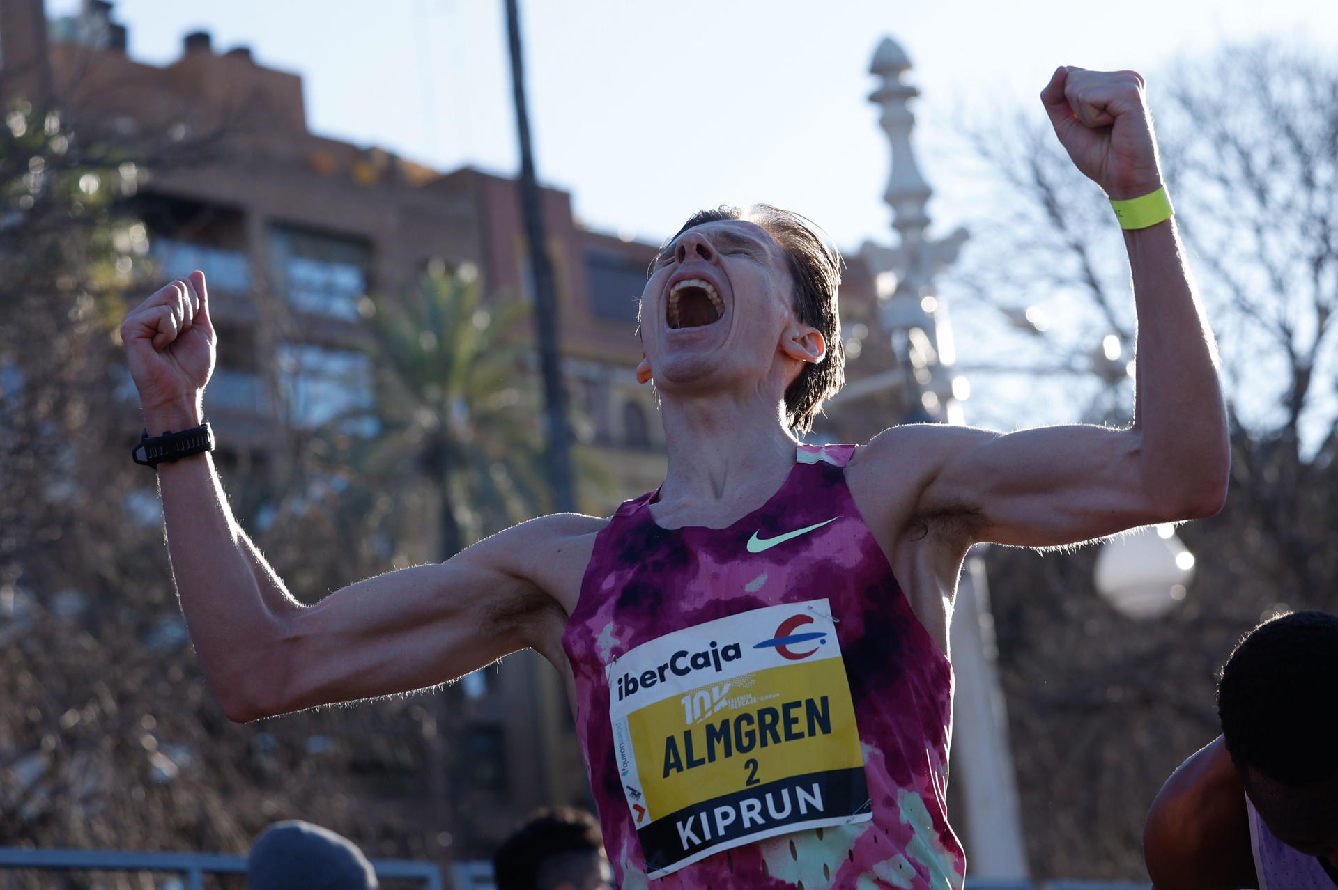 El atleta sueco Andreas Almgren celebra tras ganar en la categoría masculina y batir el récord europeo en la 17ª edición del 10K Valencia Ibercaja por Kipruny en la ciudad de Valencia. EFE/Kai Foersterling
