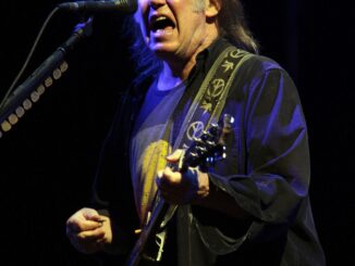 El cantante y compositor canadiense Neil Young se presenta en el escenario26 de junio de 2009, durante el Festival de Artes Escénicas Contemporaneas de Glastonbury en Somerset (Reino Unido). 
EPA/JONATHAN BRADY / PROHIBIDO SU USO EN IRLANDA Y EL REINO UNIDO[PROHIBIDO SU USO EN IRLANDA Y EL REINO UNIDO]