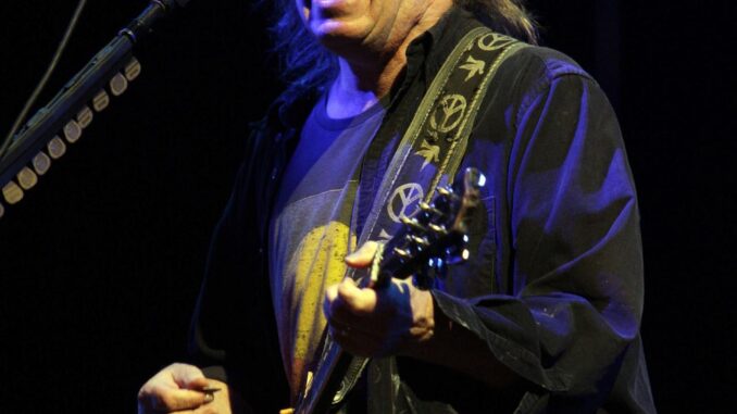 El cantante y compositor canadiense Neil Young se presenta en el escenario26 de junio de 2009, durante el Festival de Artes Escénicas Contemporaneas de Glastonbury en Somerset (Reino Unido). 
EPA/JONATHAN BRADY / PROHIBIDO SU USO EN IRLANDA Y EL REINO UNIDO[PROHIBIDO SU USO EN IRLANDA Y EL REINO UNIDO]
