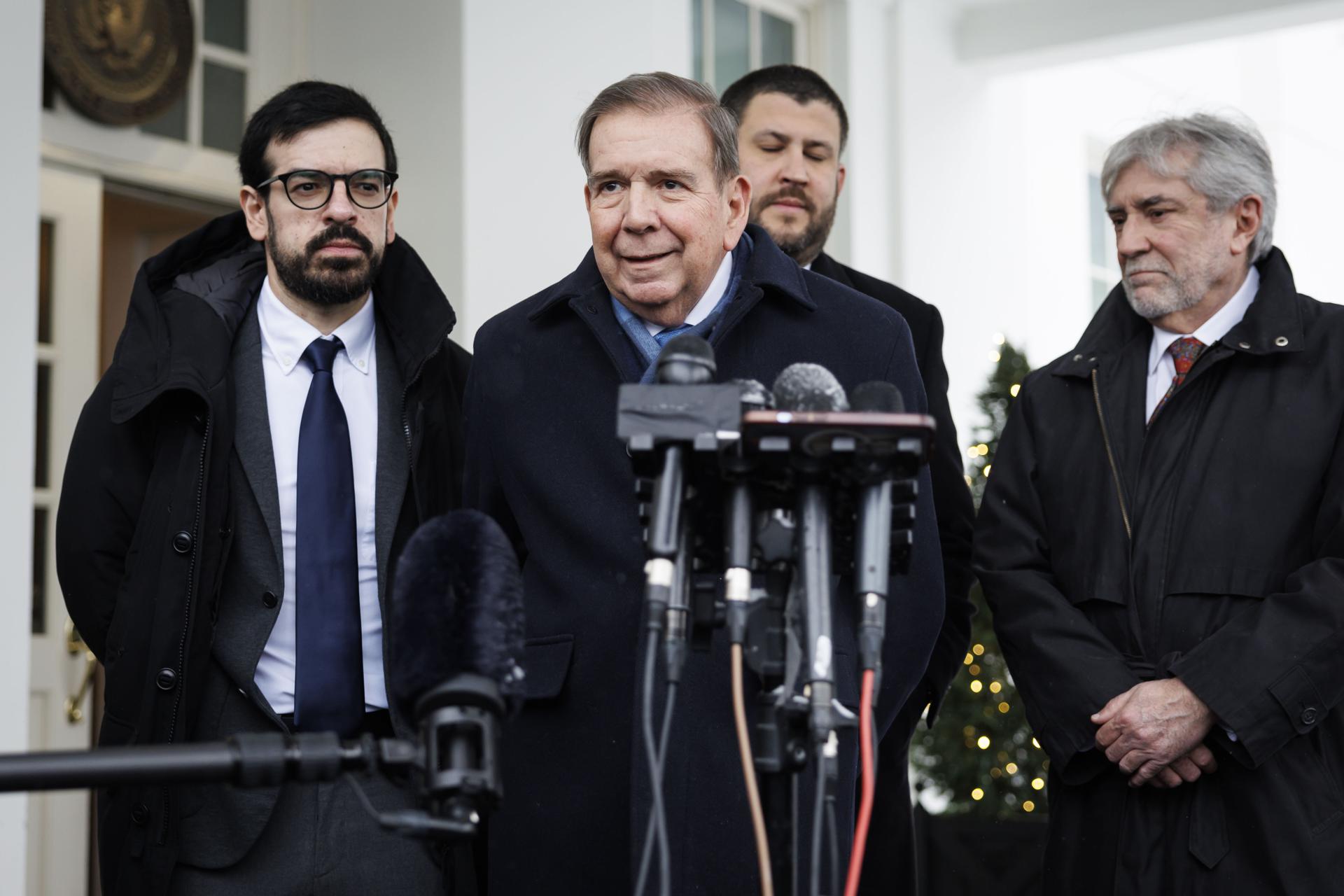 El líder opositor venezolano Edmundo González Urrutia habla con miembros de los medios de comunicación afuera de la Casa Blanca en Washington, DC.EFE/Ting Shen
