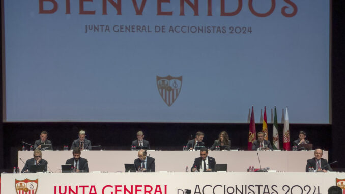 Mesa presidencial de la junta de accionistas del Sevilla FC que se celebra hoy viernes en la capital andaluza. EFE/David Arjona
