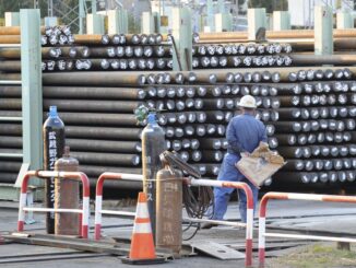 Imagen de archivo de un trabajador de la empresa siderúrgica Nippon Steel Corporation. EFE/Everett Kennedy Brown