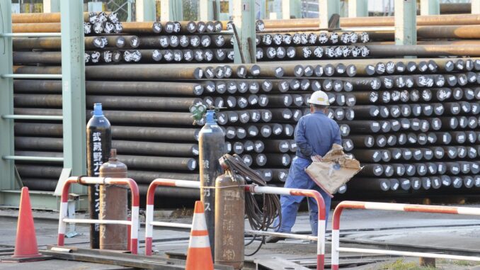 Imagen de archivo de un trabajador de la empresa siderúrgica Nippon Steel Corporation. EFE/Everett Kennedy Brown
