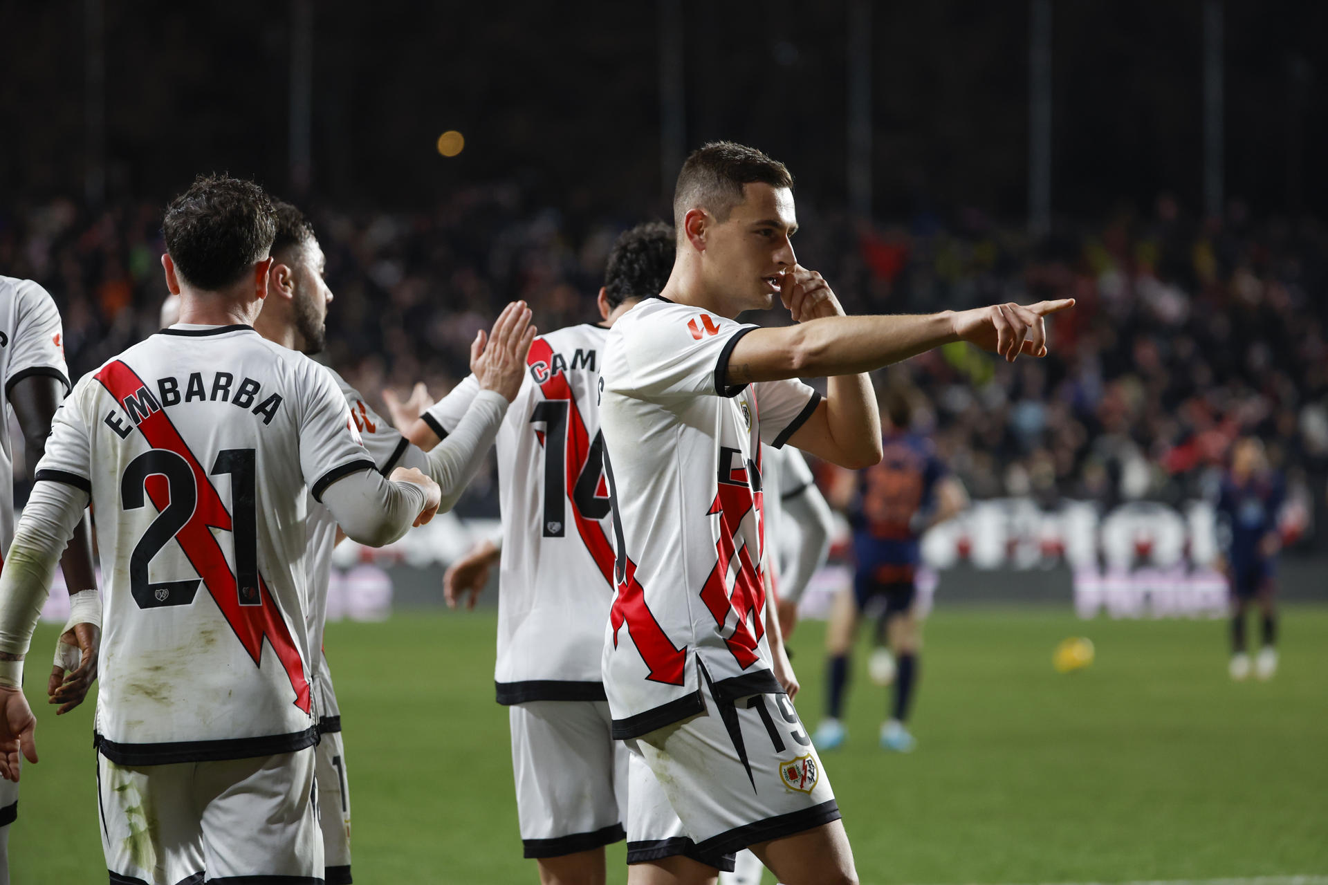 El centrocampista del Rayo Vallecano Jorge De Frutos (d) celebra su gol, segundo del equipo madrileño, durante el partido de la jornada 19 de LaLiga que Rayo Vallecano y Celta de Vigo disputaron en el estadio de Vallecas. EFE/Juanjo Martín
