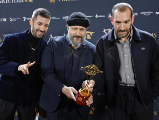 (i-d) David Broncano, Ricardo Castella y Jorge Ponce reciben el premio Iris a mejor dirección de programa por "La Revuelta", durante la entrega de los Premios Iris 2024, celebrada este martes en Madrid. EFE/Sergio Pérez