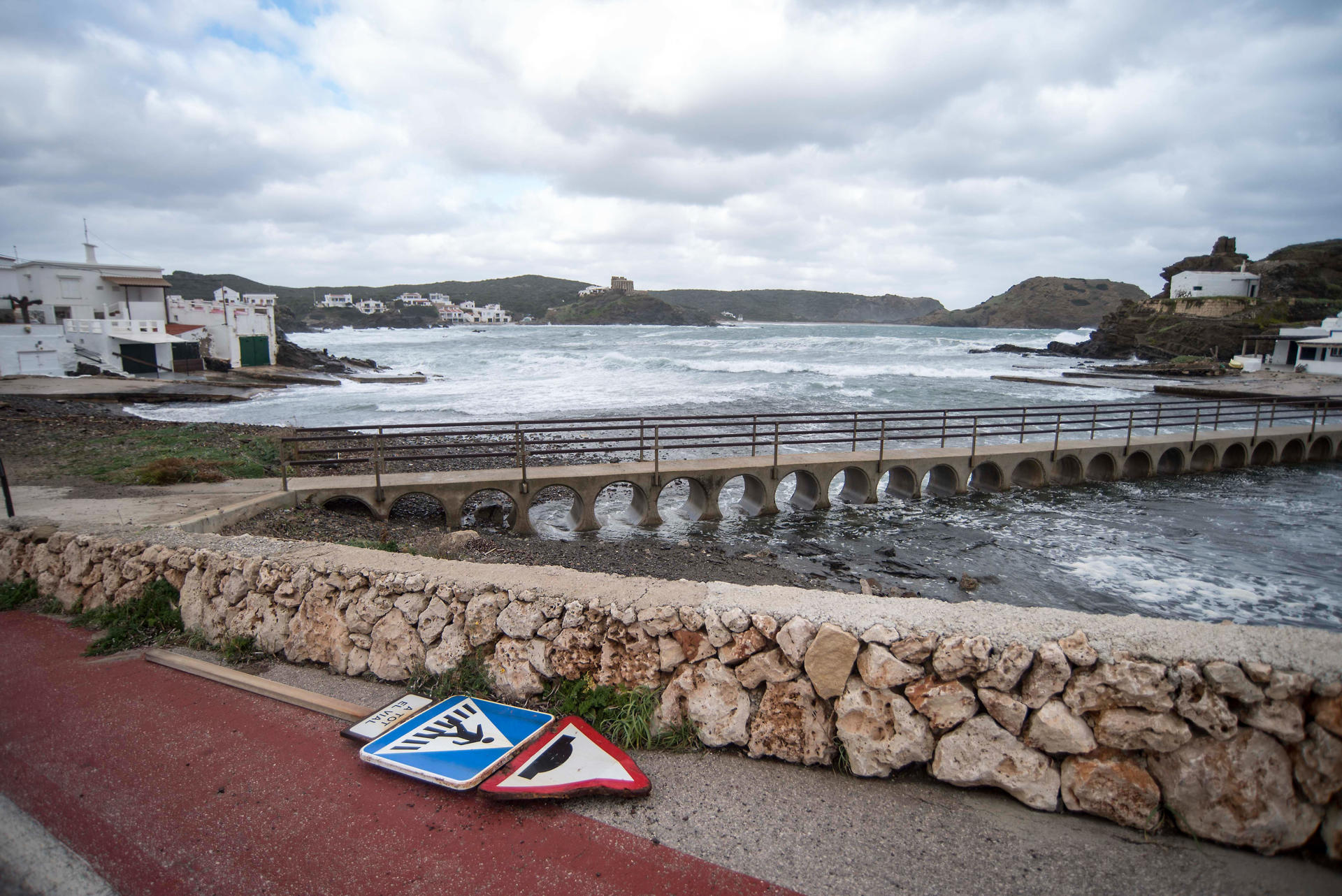 El temporal tumba una señel de tráfico este domingo en Sa Mesquida, Menorca. La Agencia Estatal de Meteorología (Aemet) mantiene este domingo activo el aviso naranja en Menorca, el norte, noreste y el Llevant de Mallorca por fenómenos costeros. EFE/David Arquimbau Sintes
