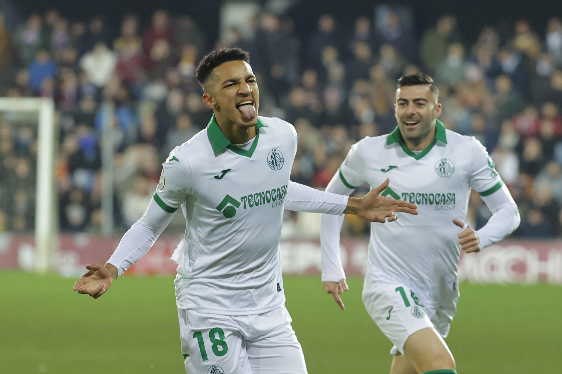 El delantero del Getafe Álvaro Rodríguez (i) celebra tras marcar el 0-1 durante el partido de octavos de la Copa del Rey entre Pontevedra CF y Getafe CF, este miércoles en el Estadio Municipal de Pasarón, en Pontevedra. EFE/ Lavandeira Jr
