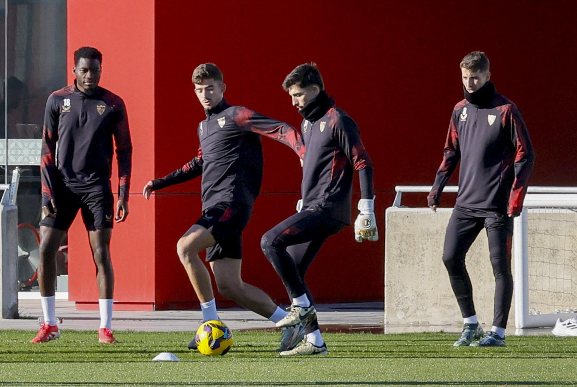 Los jugadores del Sevilla Lucien Agoumé (i-d), Kike Salas, Álvaro Fernández Llorente 'Ferllo' y Pedro Ortiz participan en el entrenamiento de su equipo en Sevilla. EFE/José Manuel Vidal
