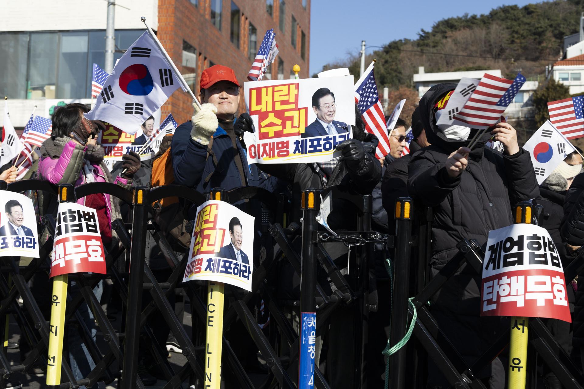 Los simpatizantes del presidente surcoreano Yoon Suk Yeol sostienen pancartas que dicen 'Oponerse a la destitución y a la restricción del líder del Partido Democrático Lee Jae-Myung' durante una manifestación cerca de la residencia presidencial en Seúl, Corea del Sur, el 02 de enero de 2025. 
 EFE/EPA/JEON HEON-KYUN
