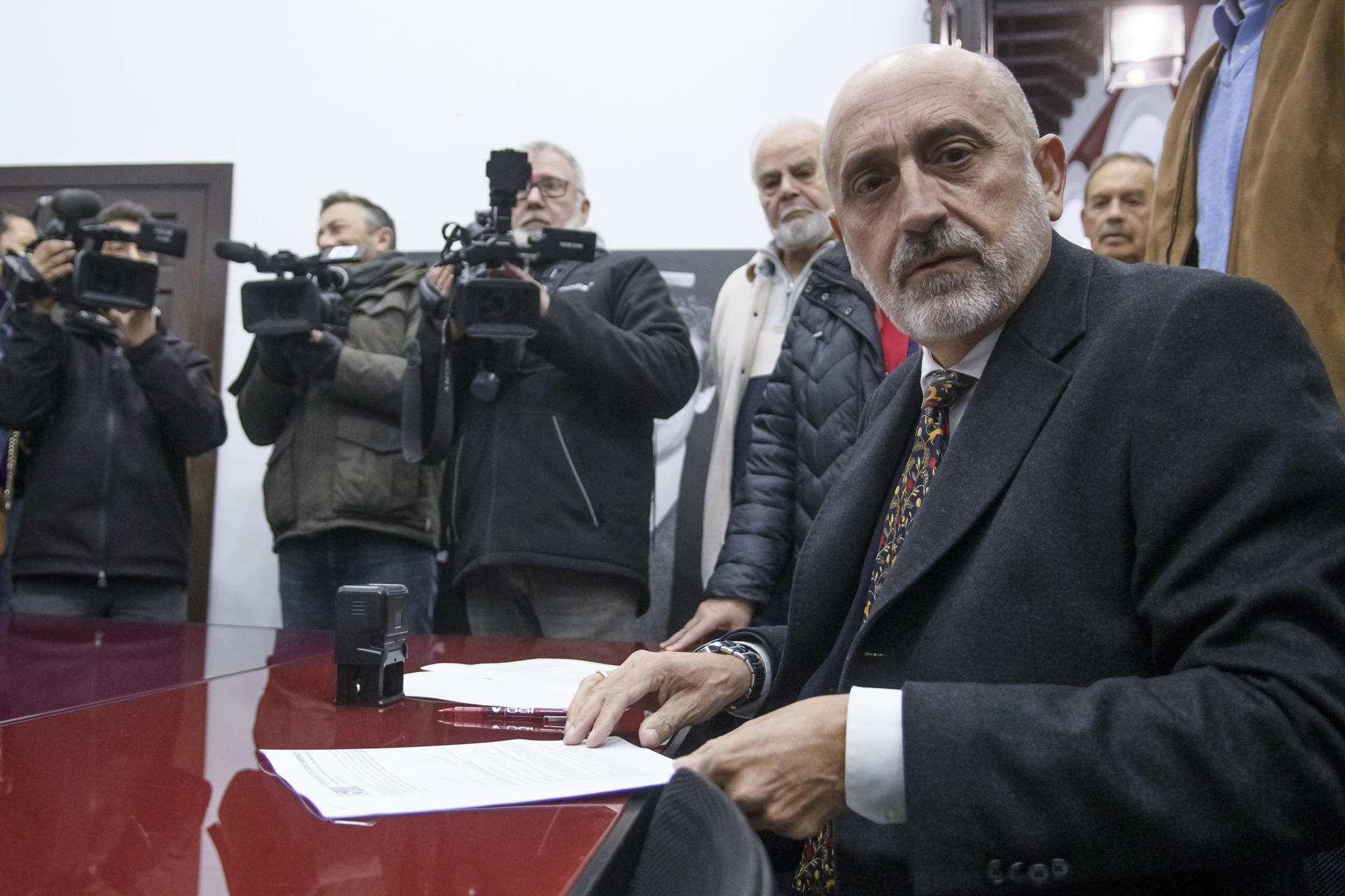 Luis Ángel Hierro (c) en la inscripción de su precandidatura a las primarias del PSOE de Andalucía. EFE/ Raúl Caro.
