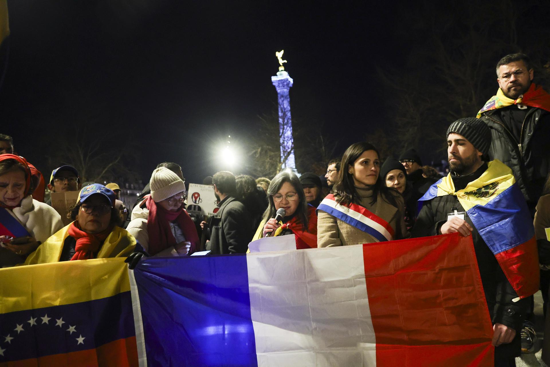 La gente lleva banderas durante una manifestación por la democracia en Venezuela, en la Plaza de la Bastilla en París, Francia, el 9 de enero de 2025. EFE/EPA/Teresa Suarez
