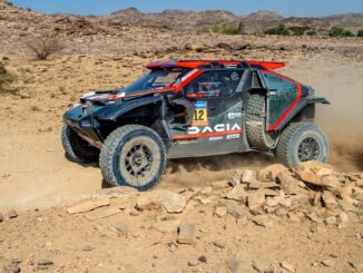 La piloto española Cristina Gutierrez y su copiloto también español Pablo Moreno con el Dacia Sandrider en Bisha, Arabia Saudita. EFE/EPA/Gerard Laurenssen