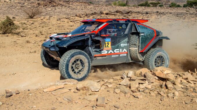 La piloto española Cristina Gutierrez y su copiloto también español Pablo Moreno con el Dacia Sandrider en Bisha, Arabia Saudita. EFE/EPA/Gerard Laurenssen
