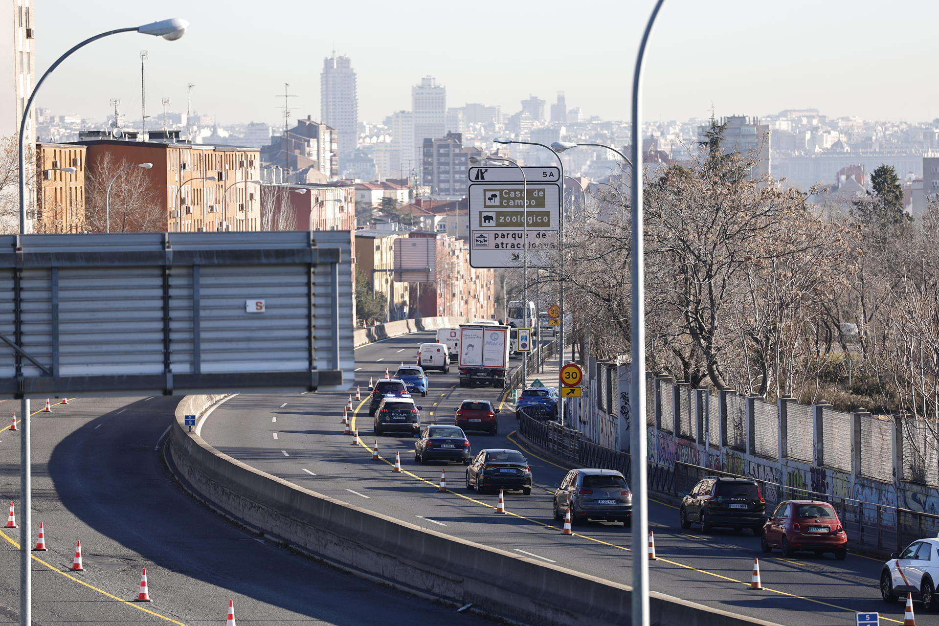 Vista de la autovía A-5 en sentido acceso al centro de la ciudad tras arrancar las obras de soterramiento de la A-5, este miércoles, en Madrid.  EFE/ Rodrigo Jiménez
