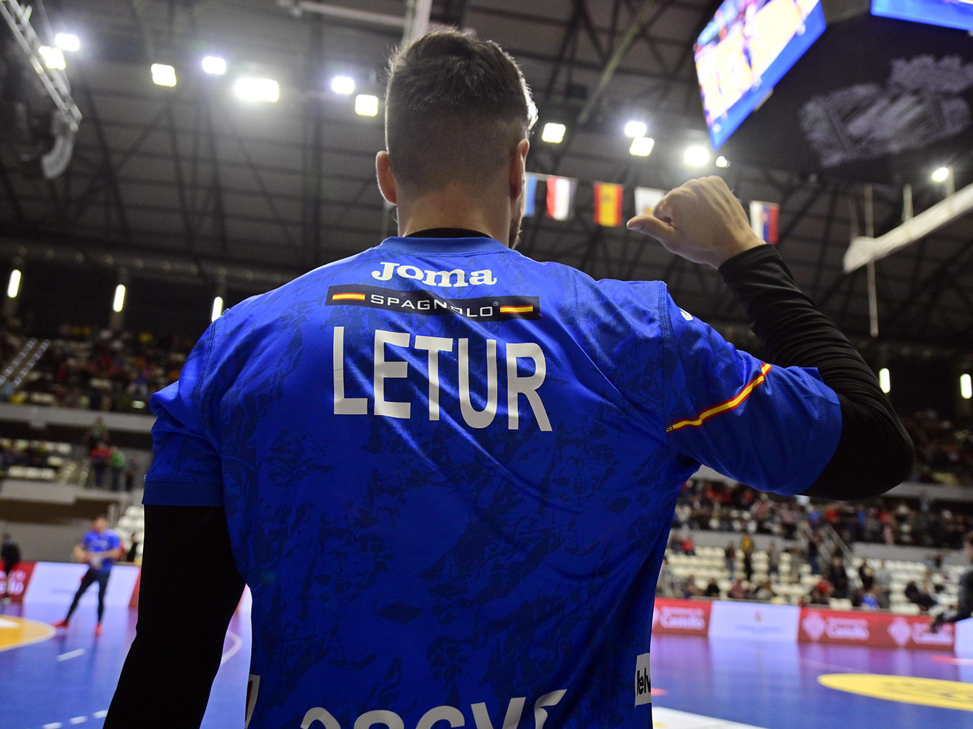 Los jugadores con camisetas con los nombres de las poblaciones afectadas por la DANA este viernes, durante la tercera jornada del Torneo Internacional de España 2025, entre España y Eslovaquia, en el Pabellón Ciutat de Castelló. EFE/ J.l. Recio Rfebm
