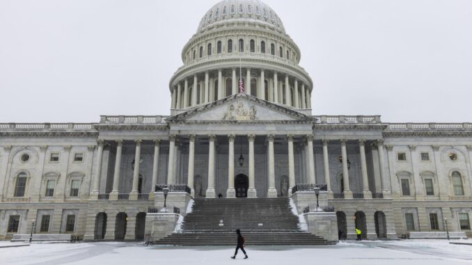 Una persona camina frente al Capitolio de Estados Unidos mientras los legisladores se reúnen para certificar la victoria electoral del presidente electo, Donald Trump, en Washington, DC, EE. UU., el 6 de enero de 2025. EFE/EPA/JIM LO SCALZO
