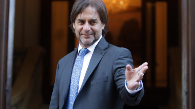 Fotografía de archivo del presidente de Uruguay, Luis Lacalle Pou, a las afueras de la residencia presidencial, en Montevideo (Uruguay). EFE/ Gastón Britos
