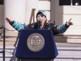 Fotografía de archivo de la gobernadora de Nueva York, Kathy Hochul, durante una ceremonia en el ayuntamiento en Nueva York, EE. UU., el 24 de octubre de 2024.EFE/EPA/Sarah Yenesel