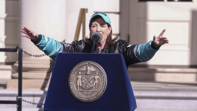 Fotografía de archivo de la gobernadora de Nueva York, Kathy Hochul, durante una ceremonia en el ayuntamiento en Nueva York, EE. UU., el 24 de octubre de 2024.EFE/EPA/Sarah Yenesel
