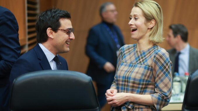 La Alta Representante de la UE para Asuntos Exteriores y Política de Seguridad, Kaja Kallas (D), y el Vicepresidente Ejecutivo de la Comisión Europea para la Prosperidad y Estrategia Industrial, Stéphane Séjourne (I), asisten a la reunión semanal del Colegio de la Comisión Europea en Bruselas, Bélgica, el 15 de enero de 2025. La presidenta de la Comisión Europea, Ursula von der Leyen, de 66 años, fue hospitalizada por neumonía severa del 02 al 10 de enero de 2025. La Comisión Europea enfrentó críticas por no revelar su hospitalización, habiendo informado inicialmente al público solo sobre su grave neumonía y las citas canceladas. (Bélgica, Bruselas) EFE/EPA/OLIVIER HOSLET
