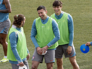 Griezmann, Lenglet y Le Normand, durante el entrenamiento.-EFE/ J.P. Gandul