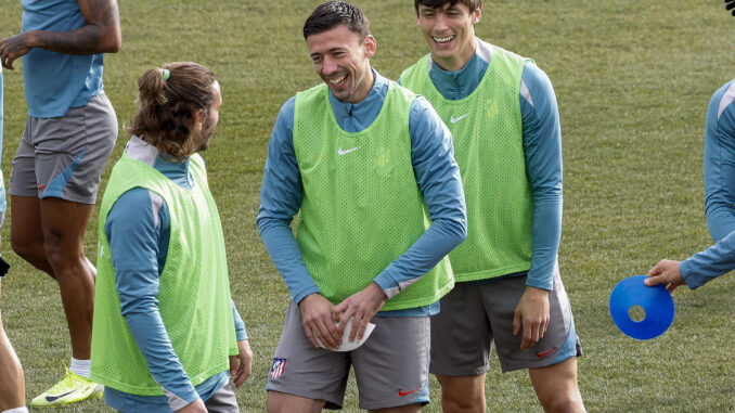 Griezmann, Lenglet y Le Normand, durante el entrenamiento.-EFE/ J.P. Gandul
