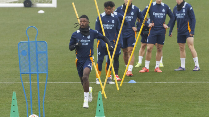 El jugador del Real Madrid Eduardo Camavinga (i) durante el entrenamiento previo al partido de Copa del Rey contra la Deportiva Minera en la Ciudad Real Madrid en Valdebebas, Madrid, este domingo. EFE/Sergio Pérez
