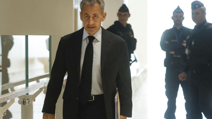 El ex presidente francés Nicolas Sarkozy llega al palacio de justicia en París, Francia, el 13 de enero de 2025. Sarkozy y otras doce personas, incluidos tres exministros, se enfrentan a juicio por conspiración criminal para recibir fondos para la campaña presidencial de 2007 del régimen del fallecido líder libio Muammar Gaddafi. Sarkozy ya ha sido condenado en dos ocasiones, en dos casos separados, desde que dejó el cargo en 2012. El juicio durará hasta el 10 de abril. (France, Libya) EFE/EPA/YOAN VALAT
