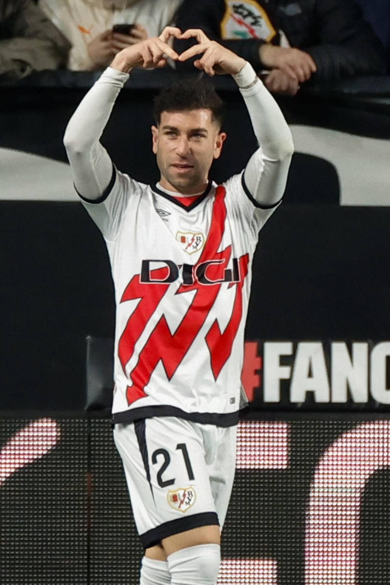 El centrocampista del Rayo Vallecano Adrián Embarba celebra su gol, primero del equipo madrileño, durante el partido de la jornada 19 de LaLiga que Rayo Vallecano y Celta de Vigo disputan este viernes en el estadio de Vallecas. EFE/Juanjo Martín
