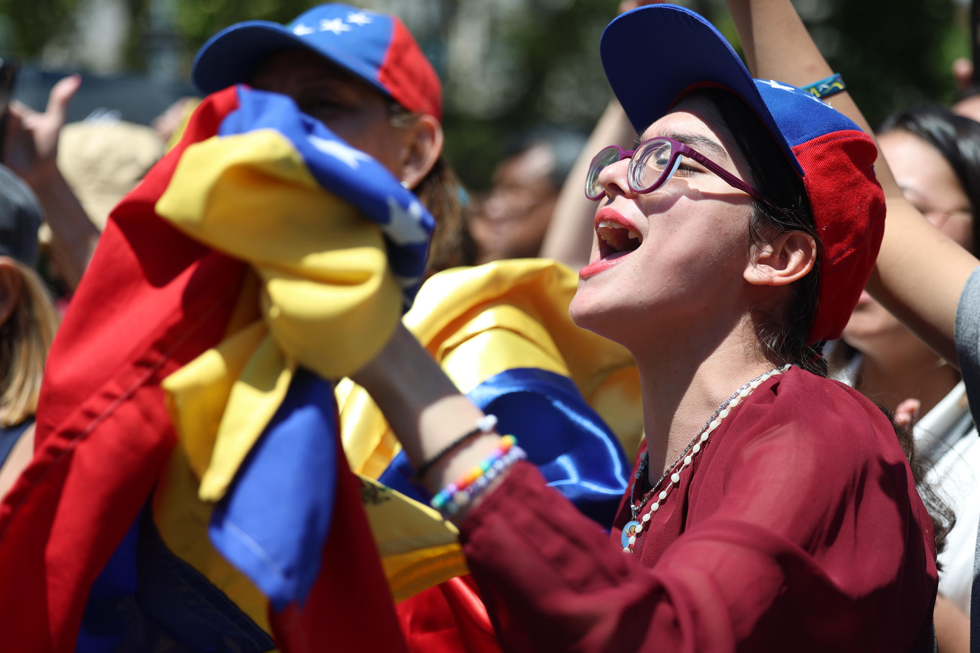 Seguidores del líder opositor venezolano Edmundo González Urrutia reaccionan durante la visita de González Urrutia a la Casa Rosada este sábado, en Buenos Aires (Argentina). EFE/ Juan Ignacio Roncoroni
