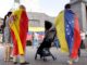 Imagen de archivo de dos hombres con sendas banderas de España y Venezuela en una concentración en Santa Cruz de Tenerife. EFE/Ramón de la Rocha