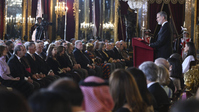 El rey Felipe VI se dirige a los embajadores acreditados en España en el discurso que pronuncia este jueves en la tradicional recepción al cuerpo diplomático acreditado en España ofrecida por los reyes en el Palacio Real. EFE/ Fernando Villar //POOL//
