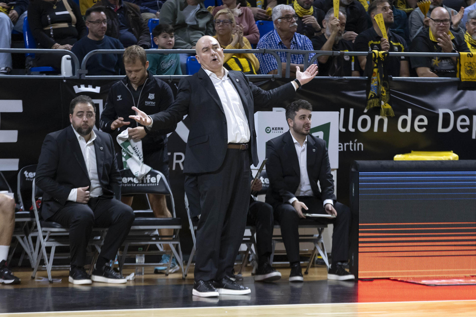 El entrenador del Surne Bilbao Basket, Jaume Ponsarnau, durante el partido de la jornada 15 de la Liga Endesa que enfrentó a su equipo con La Laguna Tenerife este sábado en el pabellón Santiago Martín en La Laguna, (Tenerife).EFE/ Miguel Barreto
