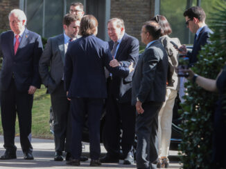 El presidente de Uruguay, Luis Lacalle Pou (c), recibe al líder opositor venezolano Edmundo González Urrutia este sábado en Montevideo (Uruguay). EFE/ Gastón Britos